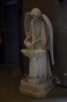 Іоанна на Монмартрі нам сподобалася така ось мармурова кропильницю, що зображає ангела з глечиком: