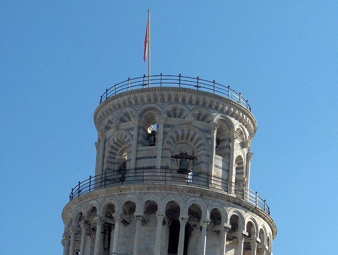 Висота найвідомішою в Італії дзвонярській вежі на найнижчій від землі її стороні дорівнює 55,86 м, а на найвищій - 56,7 м