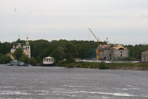 А я у вихідні сфотографував готель зі шлюзу, щоб було видно, як вона розташована відносно кремля:   Готель Садиба Волзька Рів'єра поруч з кремлем »   на   Яндекс