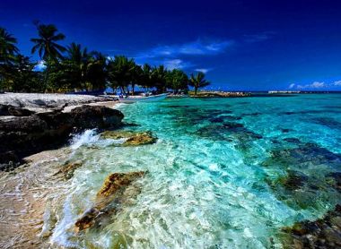 У Домінікану вам   варто вирушити заради пляжів, якими ще століття тому захоплювався сам Христофор Колумб, середньовічних будівель в колоніальному стилі і звичайно рому, нічим не поступається, а то і б'є по своїм смаковим параметрам кубинського конкурента