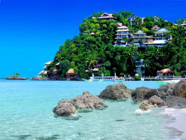 На Філіппінах є все,   чого шукає турист: і прохолодні гори, покриті соснами, і білосніжні чисті пляжі з сотнями дайв-спотів, і діючі вулкани, і шикарні спа-готелі, і навіть бамбукові бунгало у самого океану за кілька доларів на добу