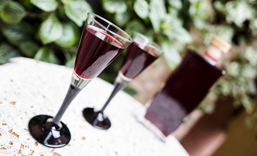 Швидкий рецепт настоянки з темного винограду на спирту