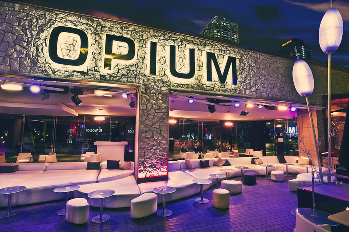 днем   Opium Mar   - це ресторан на березі з відмінною кухнею, а ночами він перетворюється в одну з найбільш стильних і модних дискотек міста
