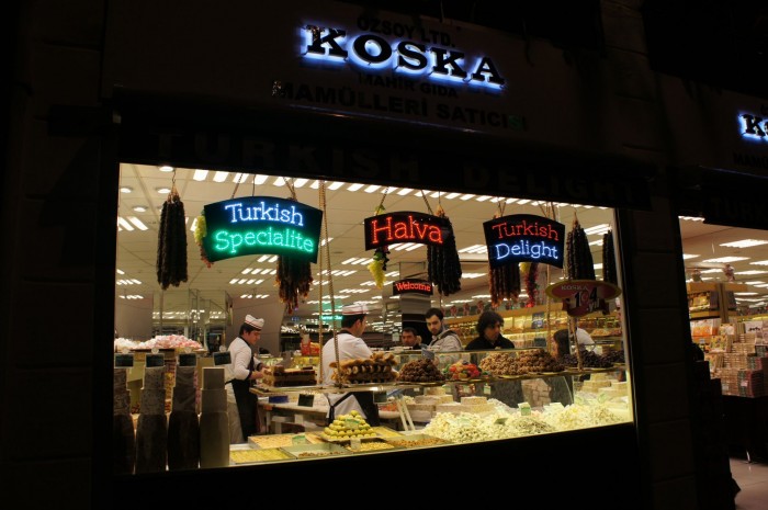 Якісь вкусняшки на Істікляль   «Koska» - найбільша в Туреччині мережу з місцевими солодощами за демократичними цінами