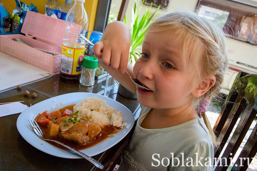 Дітям дуже подобаються тайські десерти, ну а перекусити цілком можна магазинним йогуртом і свіжими фруктами