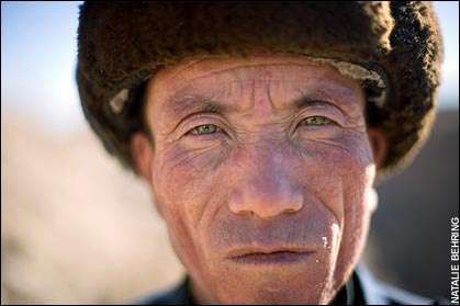 У селянина Цай Цзюньняня з села Чжелайчжай сірі очі і рожевий відтінок шкіри