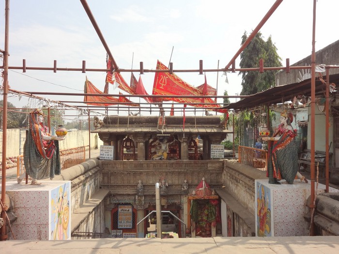 Незважаючи на відсутність грунтових вод, деякі колодязі і сьогодні продовжують використовуватися в якості активних храмів, наприклад Мата Бхавані вав XI століття в Ахмадабаді