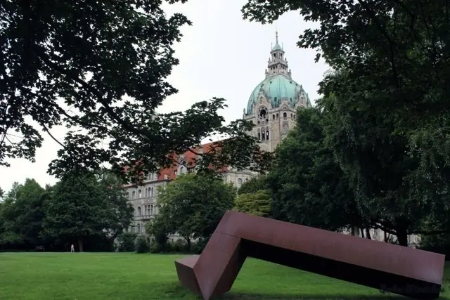 Шедевр Ганновера - Нова Ратуша на букових палях і металевим, напевно, якимось символом