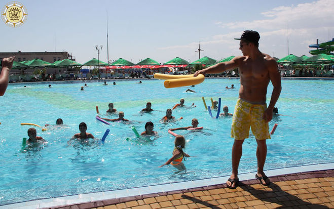 Відвідувачам клубу і аквабар надається можливість поплавати в басейні з підсвічуванням, не випускаючи з рук смачного коктейлю від харизматичних барменів