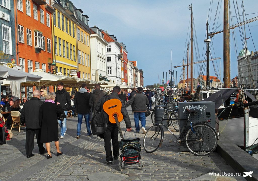 Від Амалиенборг можна пішки дійти до ще однієї візитної картки Копенгагена - мальовничого і яскравого каналу Нюхавн