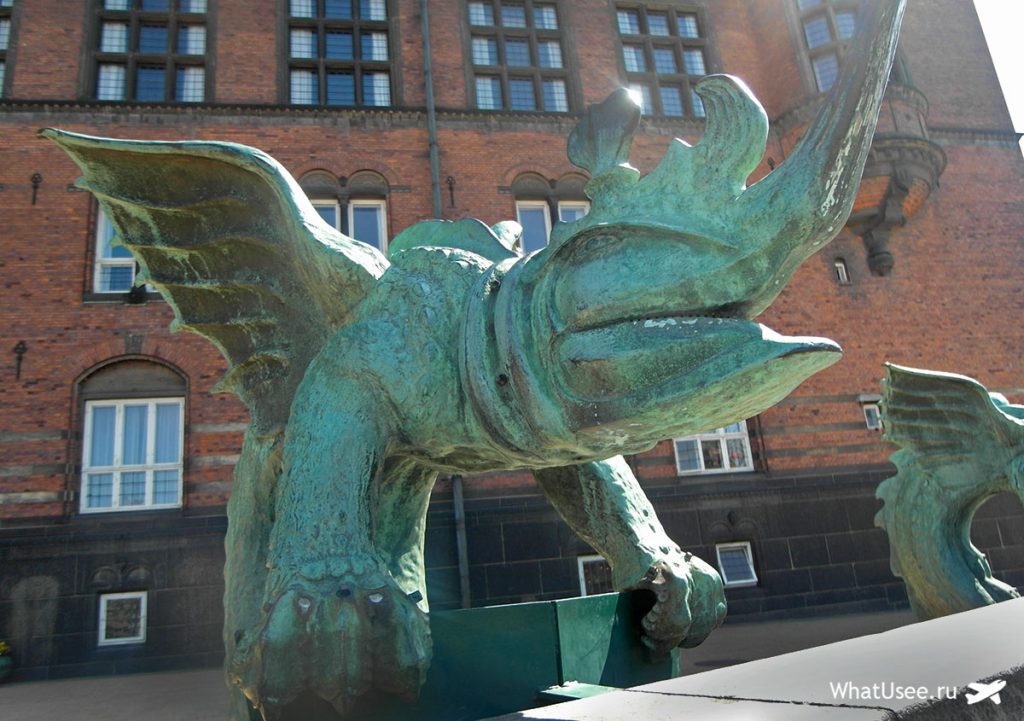 Перед Ратушею в Копенгагені сидять невідомі тваринки - не те дракони, не те бегемоти: