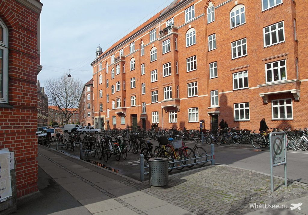 Якщо є бажання, можна вивчити Копенгаген на велосипеді, благо їх тут багато, є прокати, велосипедні доріжки і так далі