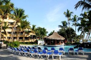 Фешенебельний готель розташувався в тіні пишних тропічних садів, на узбережжі курортного містечка Хуан-Доліо