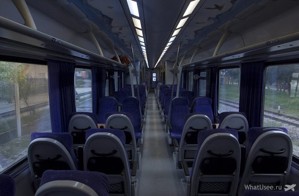Всередині поїзда досить сучасні і комфортабельні: