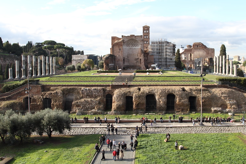 З Храму Венери і Роми починається територія Римського Форуму
