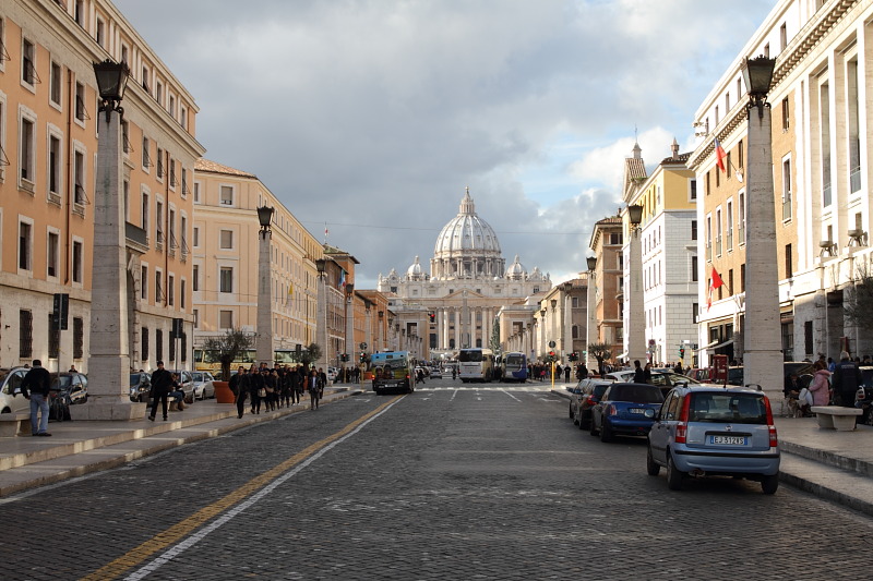 У 1929 році Папою Пієм ХІ і Беніто Муссоліні були підписані Латеранські угоди, що закріплюють статус і площу Ватикану