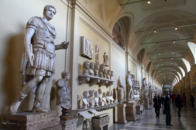 Понад 800 експонатів виставлено уздовж стін галереї Corridore della Libraria, що з'єднувала папський палац з Бельведером (він же Двір Шишки)