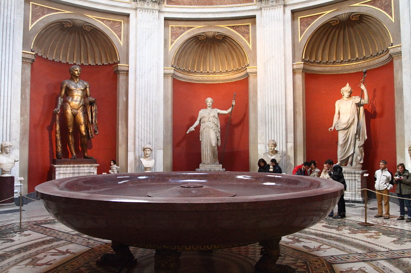 Статуя Геркулеса з позолоченої бронзи єдина антична скульптура такої техніки виконання, що збереглася до нашого часу