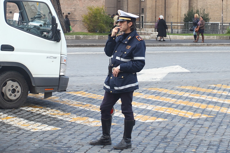 Поліції на вулицях Рима повно, регулярно зустрічаються патрулі різного ступеня озброєності і розхлябаності