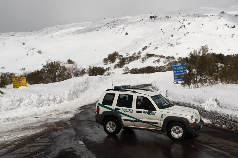 Після Nicolosi дорога була закрита поліцією в зв'язку з тим, що недавно пройшов паралізував рух снігопад, і потрібно чекати, поки дорогу розчистить спецтехніка