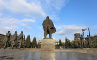 Сам театр розташований на площі Леніна, відомої своїми величезними скульптурами
