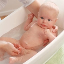 У першу добу перебування вдома купання новонароджених дітей не рекомендується