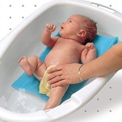 Яку воду використовувати для купання немовлят