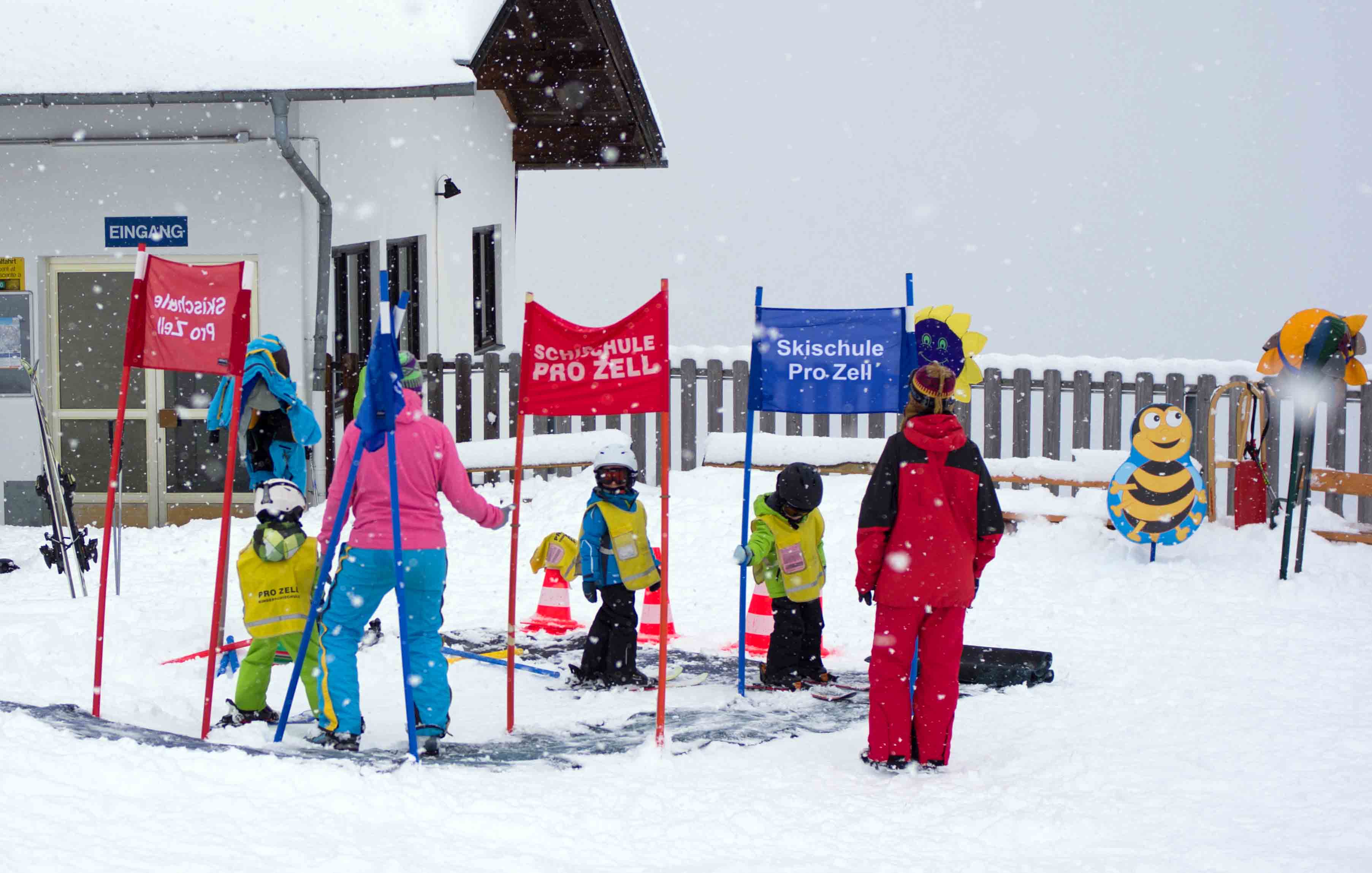 Дуже багато лижних шкіл і майданчиків для діток будь-якого віку і товарів для початківців лижників