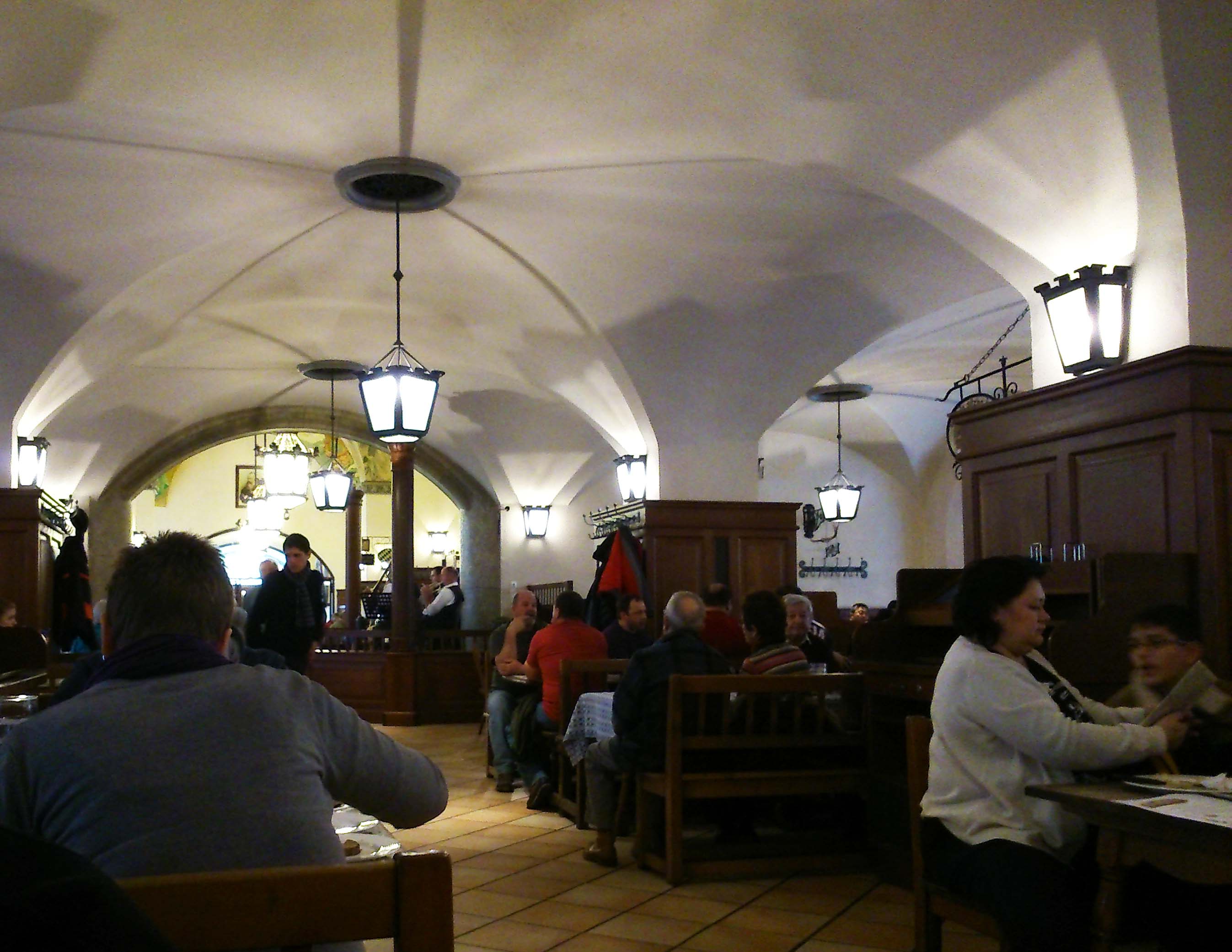 Формат розпивання пива в Мюнхені виявився нам всім дуже до душі: у величезних приміщеннях стоять довгі столи і лавки, за якими місцеві жителі упереміш з туристами весело напиваються неймовірно смачним пивом