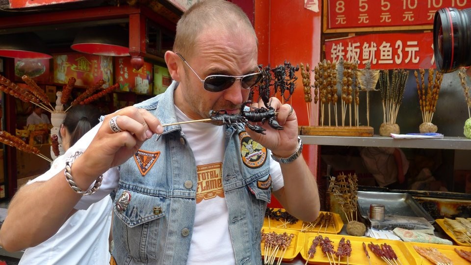 У Китаї я їв скорпіонів і тарганів