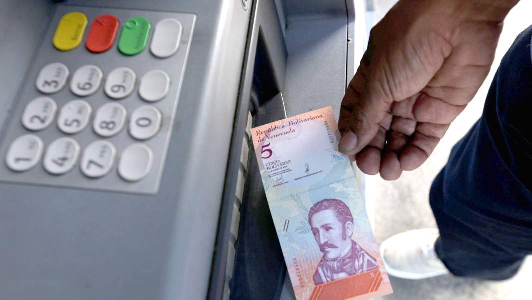 Влада Венесуели запустили масштабну грошову реформу - з національної валюти приберуть відразу п'ять нулів, а замість традиційного болівара з'явиться новий - суверенний
