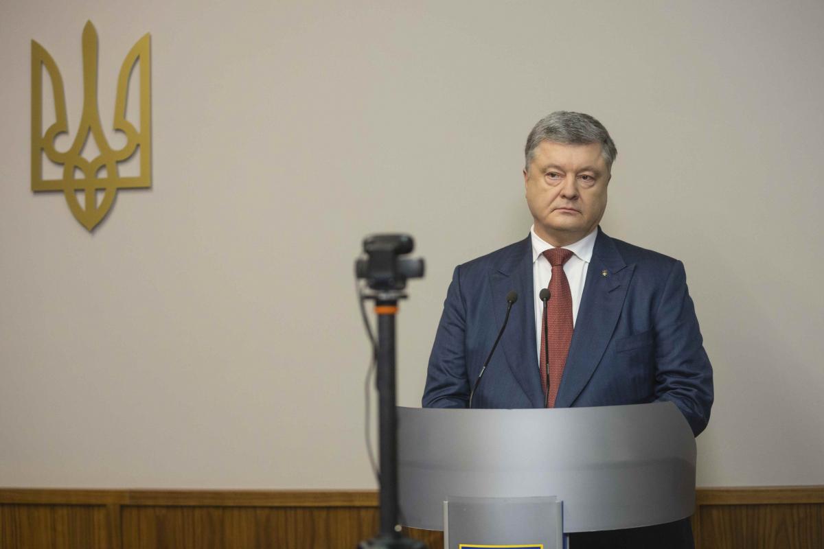 Головуючий у справі про держзраді Януковича суддя не дав можливості адвокатам почути відповідь Порошенко на запитання про відпочинок на Мальдівах, і перервав допит