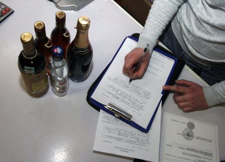 При дотриманні встановлених законодавством правил особи старше 18 років можуть ввозити алкоголь і тютюнові вироби на територію України, не декларуючи вантаж і не здійснюючи податкові виплати