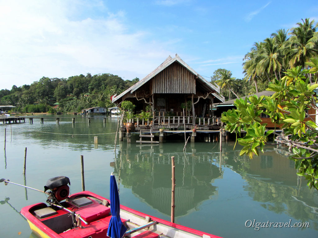 Будиночки в рибальсько-туристичної селі Банг Бао   Будиночки в рибальсько-туристичної селі Банг Бао   Будиночки в цій рибальському селі в бухті Salak Phet   Будиночки в цій рибальському селі в бухті Salak Phet