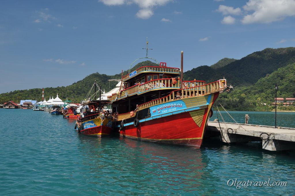 Продаж екскурсій і квитків на сусідні острови   Ось на таких човнах возять на морські прогулянки і дайвінг