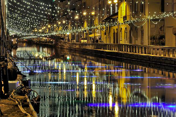 Зовсім поруч з різдвяним селищем знаходяться знамениті міланські канали та   9-я по красі пішохідна дорога світу