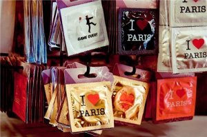 Наприклад, сувеніри у вигляді презервативів з написом «Я люблю Париж» будуть не зовсім доречні, якщо пара тільки що розлучилася