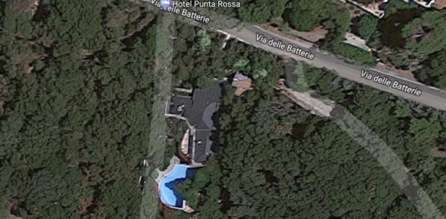 Google Maps показує там будинок з басейном