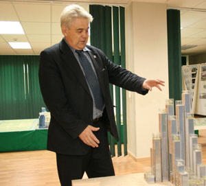 Аманжол Чіканаев, заслужений архітектор Казахстану і заступник директора Казахського науково-дослідного і проектного інституту будівництва і архітектури, каже, що переваги професіоналів і городян по певних об'єктів різняться