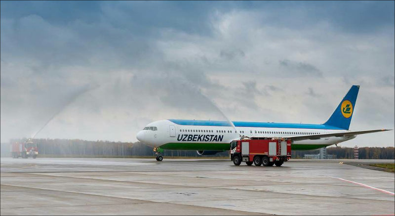 Водна арка для літака першого рейсу «Узбекистон хаво йуллари»