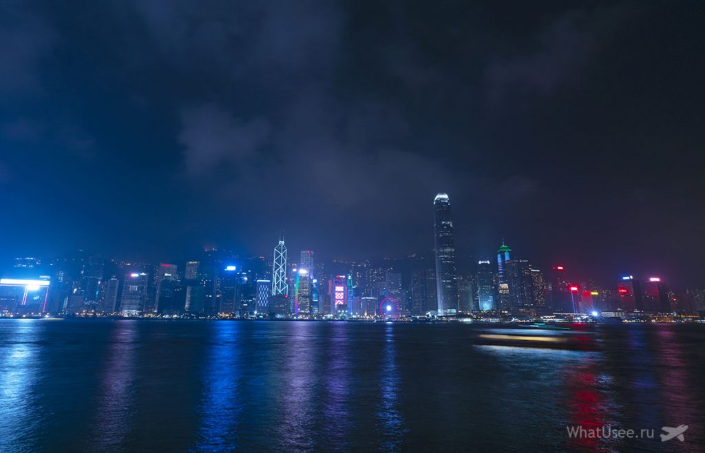 Зовсім недалеко від башти Kowloon Railway Clock Tower є невеликий громадський пірс з прекрасним видом на нічний острів Гонконг