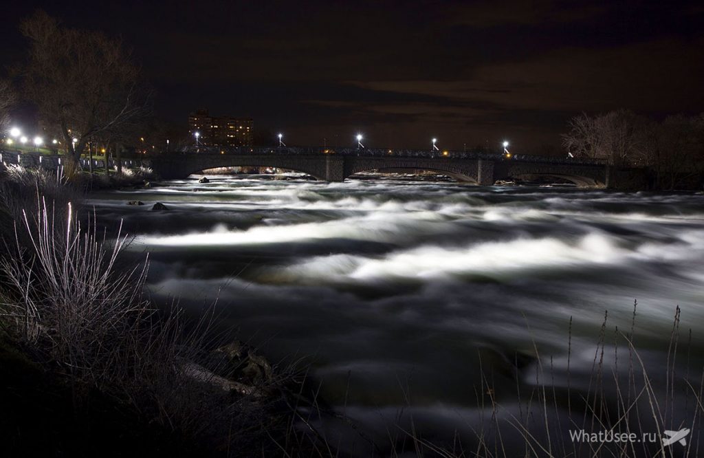 Увечері Ніагарські водоспади красиво підсвічуються: