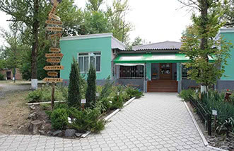 Дитячий табір Райдужний   Юр'ївка;  на 320 місць, кімнати для проживання 8-ми дітей, етнофестиваль «Козацька хвиля», екскурсії по Ботанічному саду