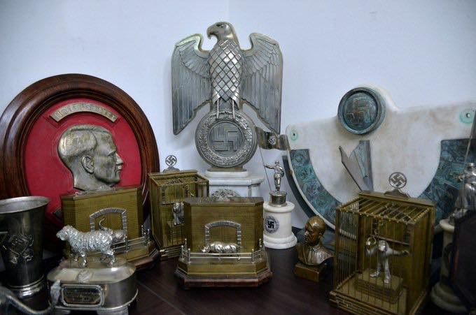 Міністр безпеки Аргентини Патрісія Буллріх в інтерв'ю агентству Associated Press зазначила, що «до багатьох артефактів в колекції додавалися фотографії, на яких високопоставлені німецькі нацисти позують з цими предметами»