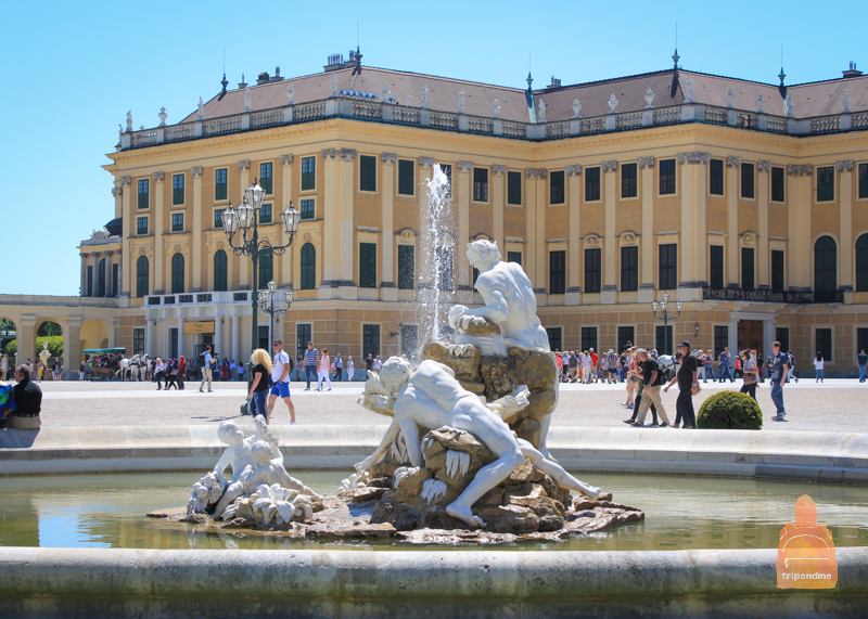 Палац Шенбрунн у Відні   по праву вважається одним з найкрасивіших палацово-паркових ансамблів Європи