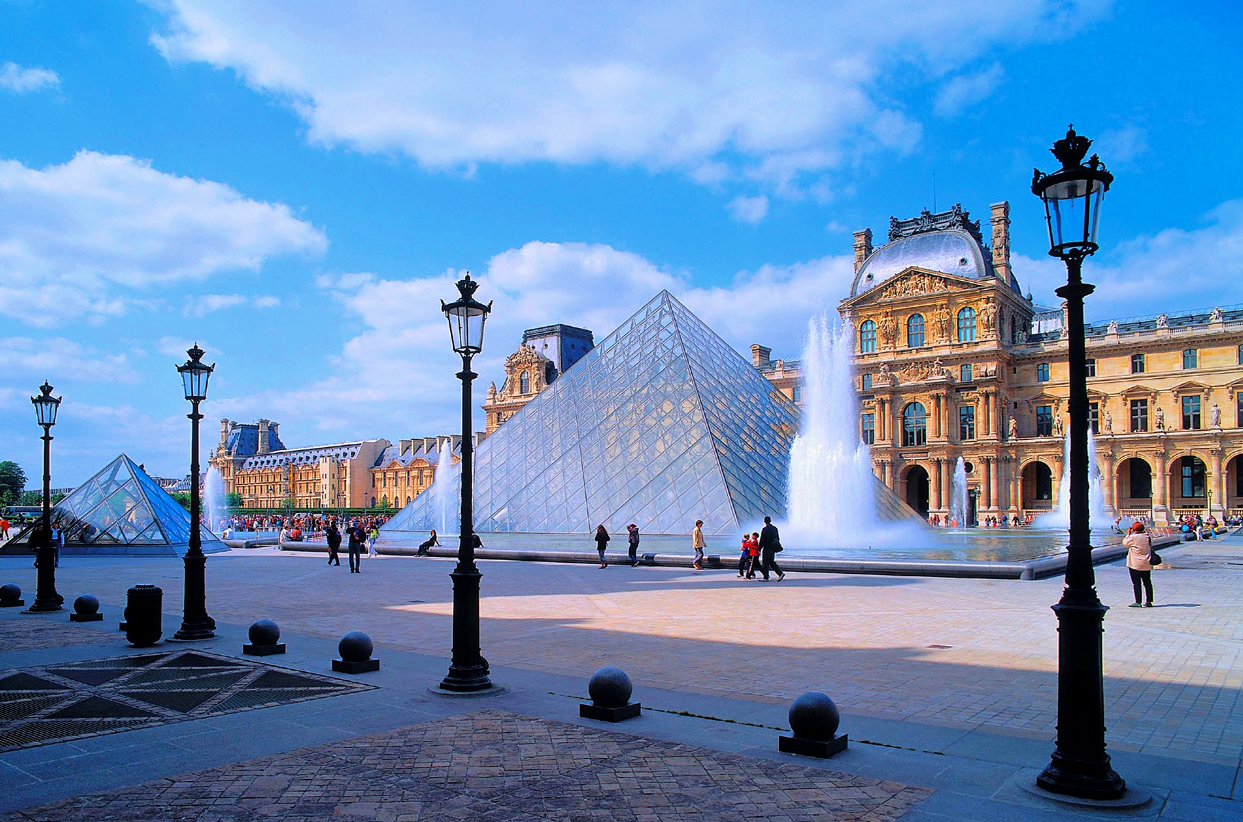 Лувр - найбільший сховище творів мистецтва: скульптур, картин і предметів побуту