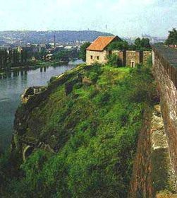 Бишеград   Початком існування всього міста Прага зазвичай вважається підстава Празького Граду, який виник на лівому березі річки Влтави в другій половині дев'ятого століття