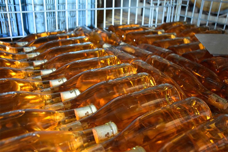 Розлита по пляшках продукція виноробні Окунота на складі в очікуванні відвантаження