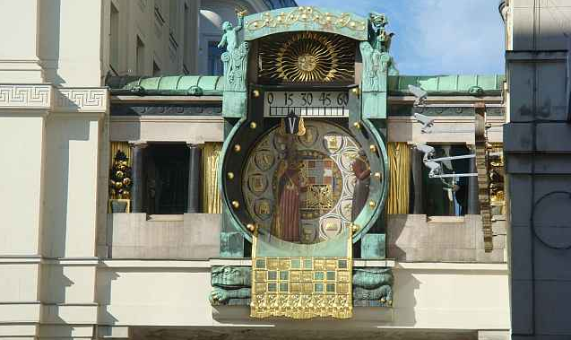 По дорозі, на вулиці Hoher Markt 10-11 можна подивитися на годинник Ankeruhr в стилі арт-нуво