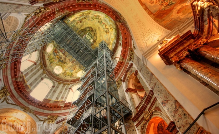 І в церкві красиво розписаний купол, можна присісти на лавку і уважно його розглянути, а можна піднятися за окрему плату на міні-ліфті, і потім ще трохи пішки по вузькій сходах